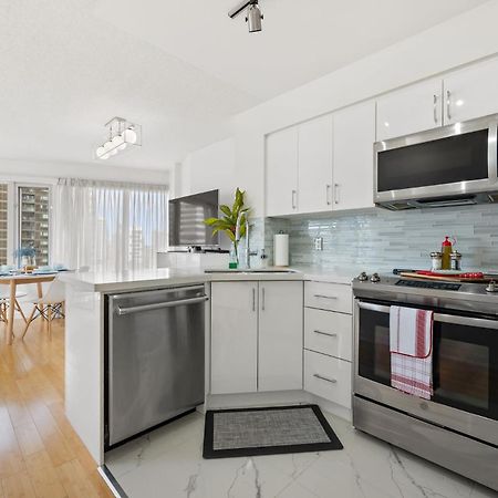 Modern 2-Bedroom Condo W Floor To Ceiling Windows Toronto Bagian luar foto