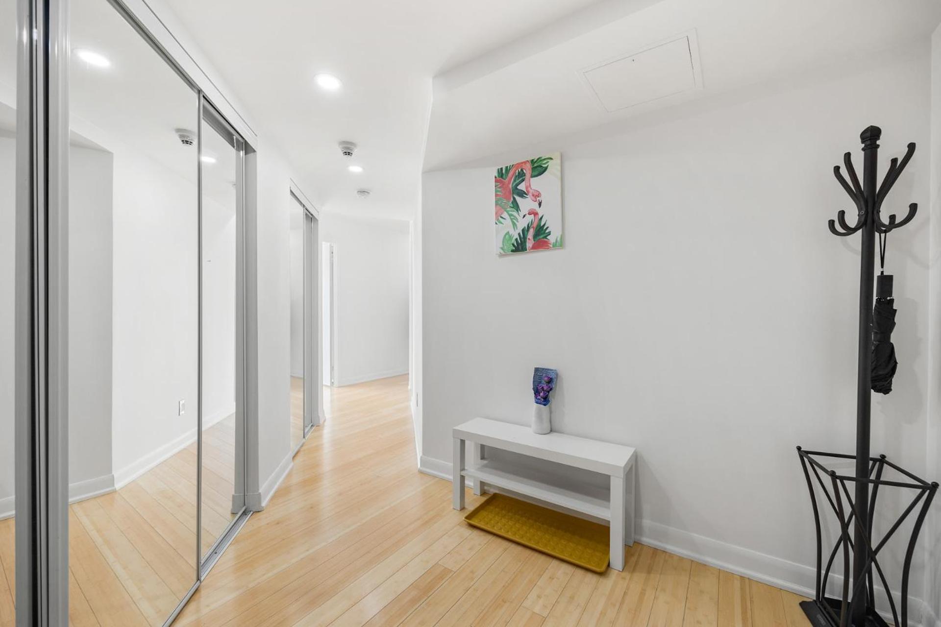 Modern 2-Bedroom Condo W Floor To Ceiling Windows Toronto Bagian luar foto