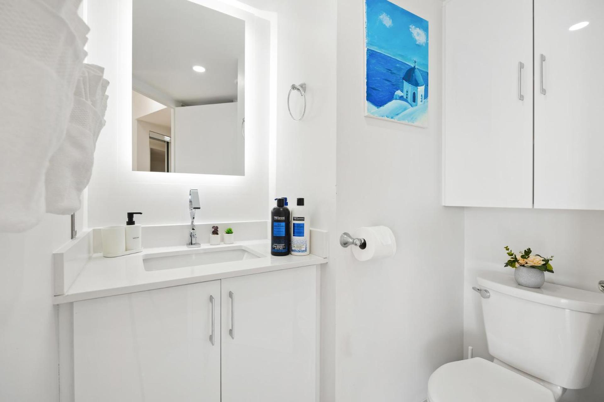 Modern 2-Bedroom Condo W Floor To Ceiling Windows Toronto Bagian luar foto
