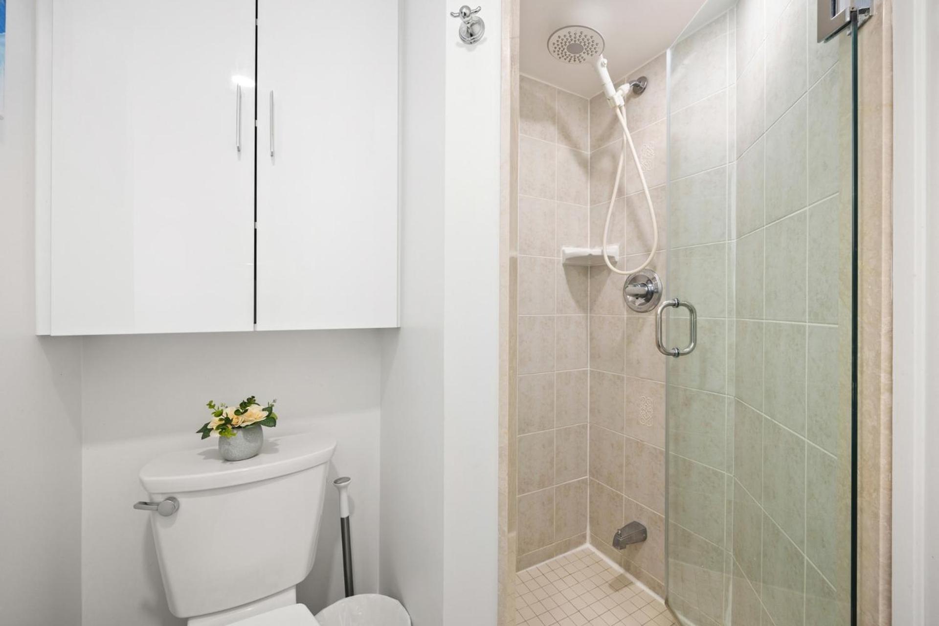 Modern 2-Bedroom Condo W Floor To Ceiling Windows Toronto Bagian luar foto