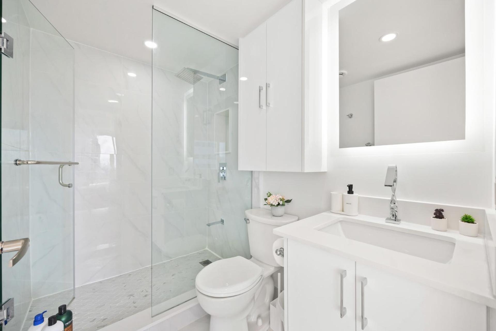 Modern 2-Bedroom Condo W Floor To Ceiling Windows Toronto Bagian luar foto