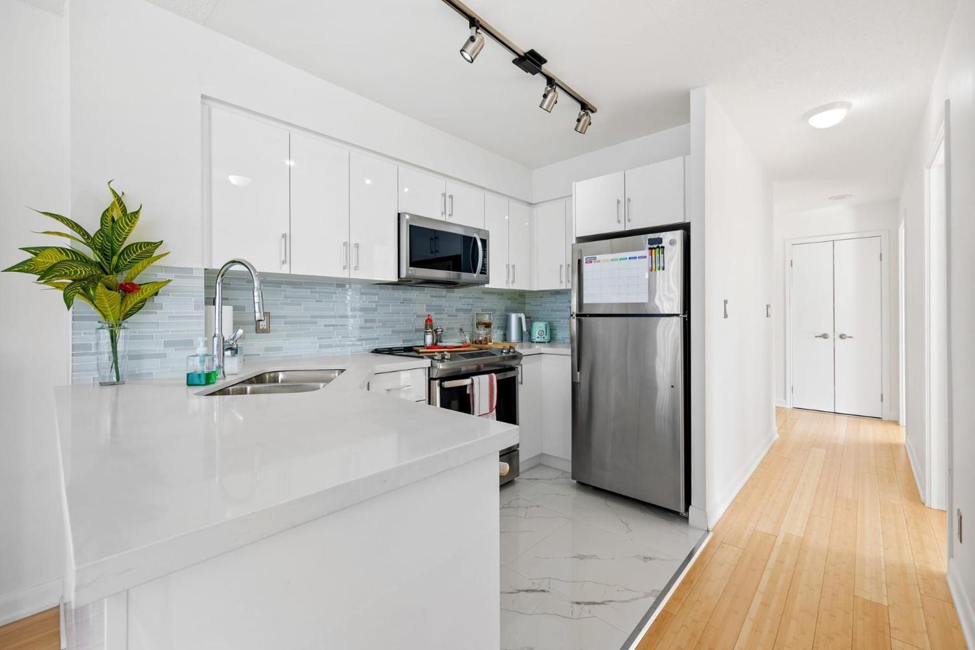 Modern 2-Bedroom Condo W Floor To Ceiling Windows Toronto Bagian luar foto
