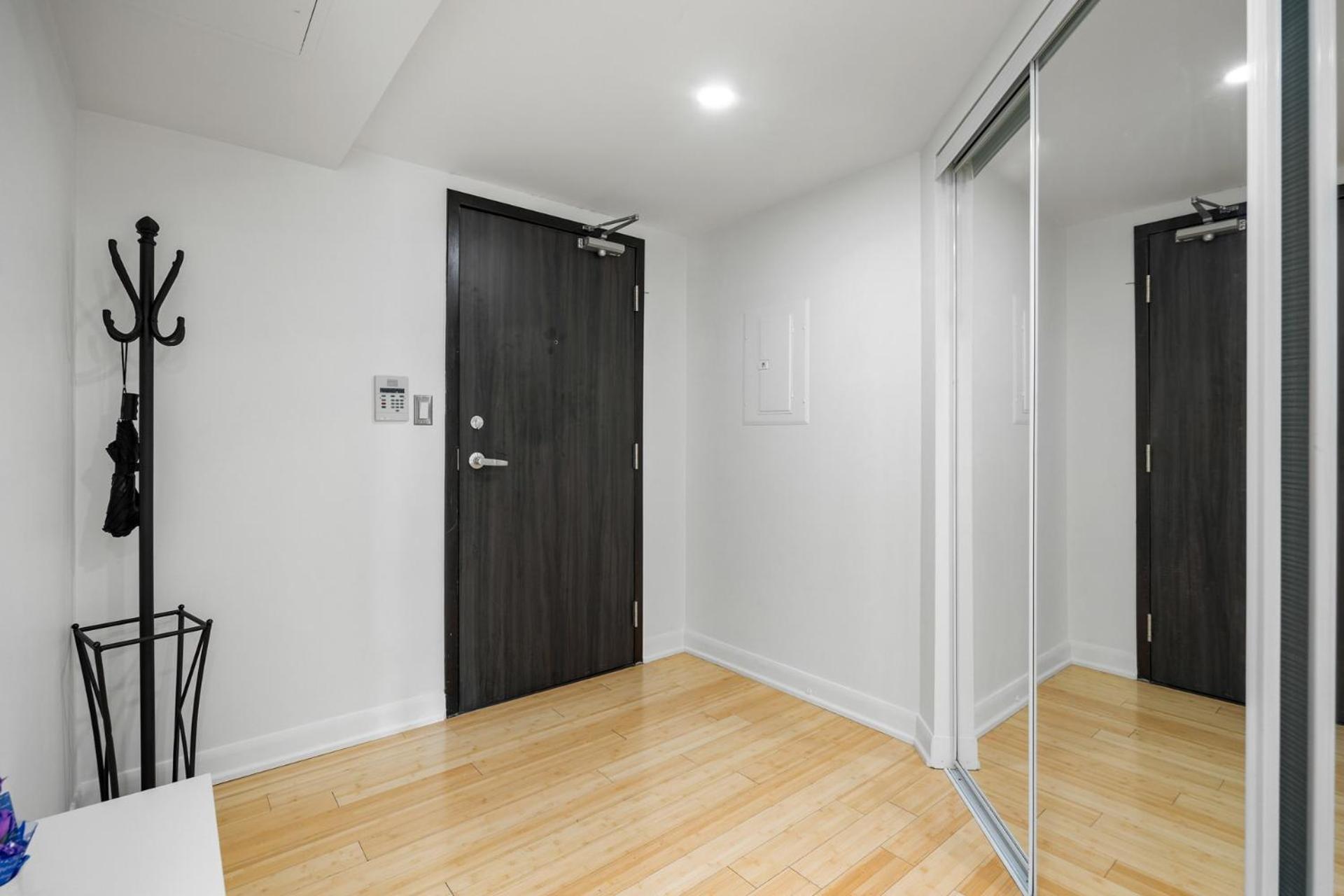 Modern 2-Bedroom Condo W Floor To Ceiling Windows Toronto Bagian luar foto