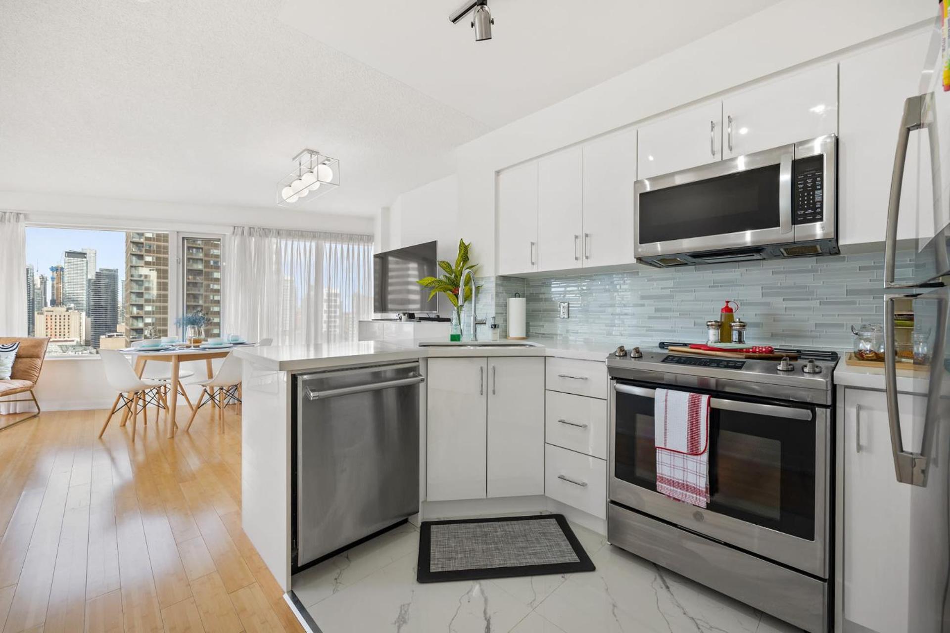 Modern 2-Bedroom Condo W Floor To Ceiling Windows Toronto Bagian luar foto