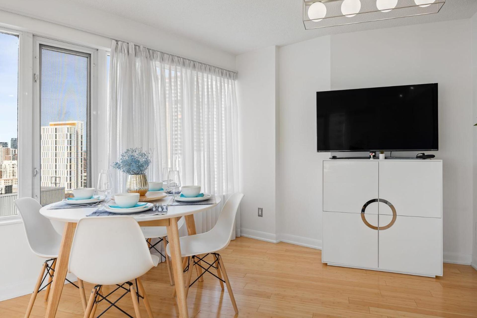 Modern 2-Bedroom Condo W Floor To Ceiling Windows Toronto Bagian luar foto