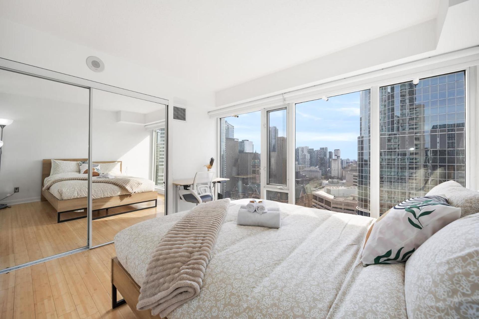 Modern 2-Bedroom Condo W Floor To Ceiling Windows Toronto Bagian luar foto