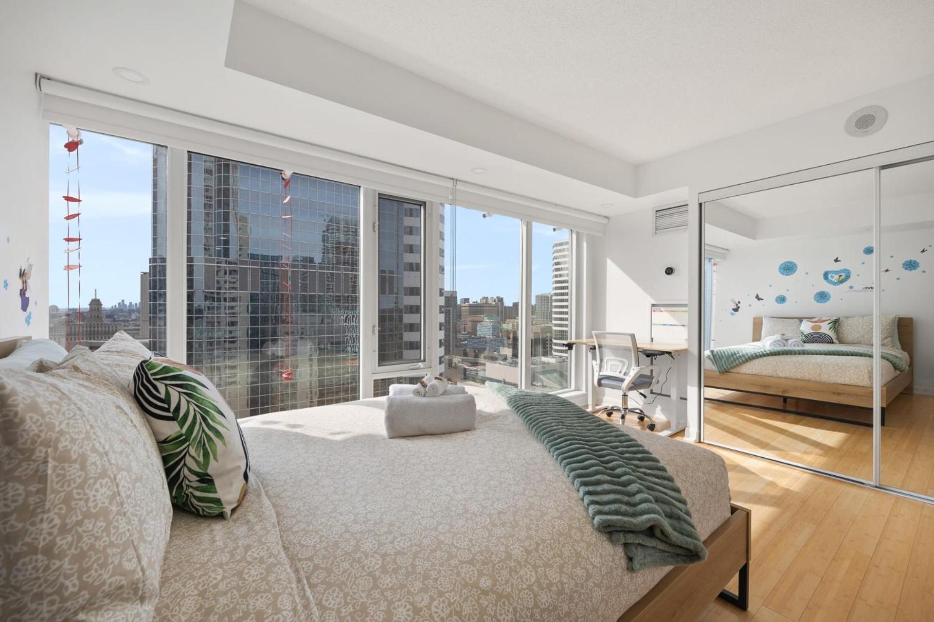 Modern 2-Bedroom Condo W Floor To Ceiling Windows Toronto Bagian luar foto
