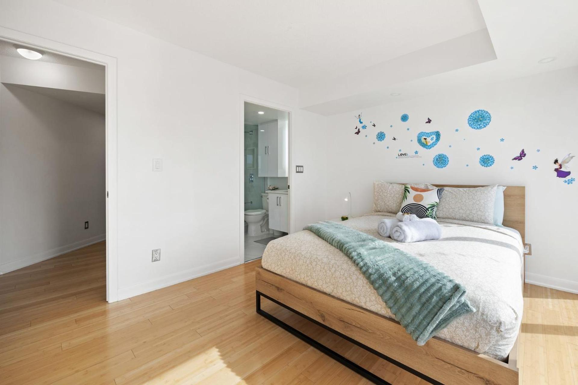 Modern 2-Bedroom Condo W Floor To Ceiling Windows Toronto Bagian luar foto