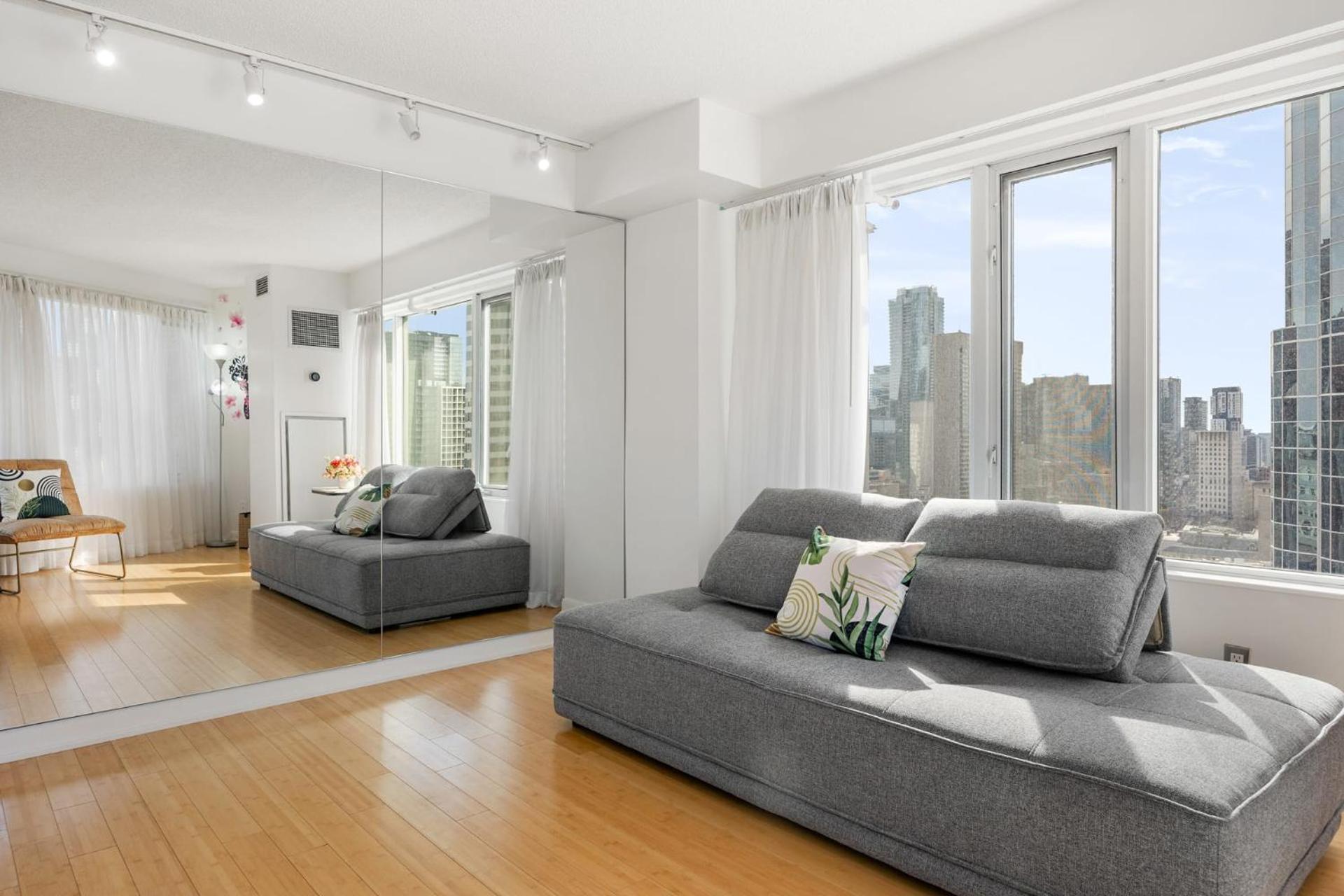Modern 2-Bedroom Condo W Floor To Ceiling Windows Toronto Bagian luar foto