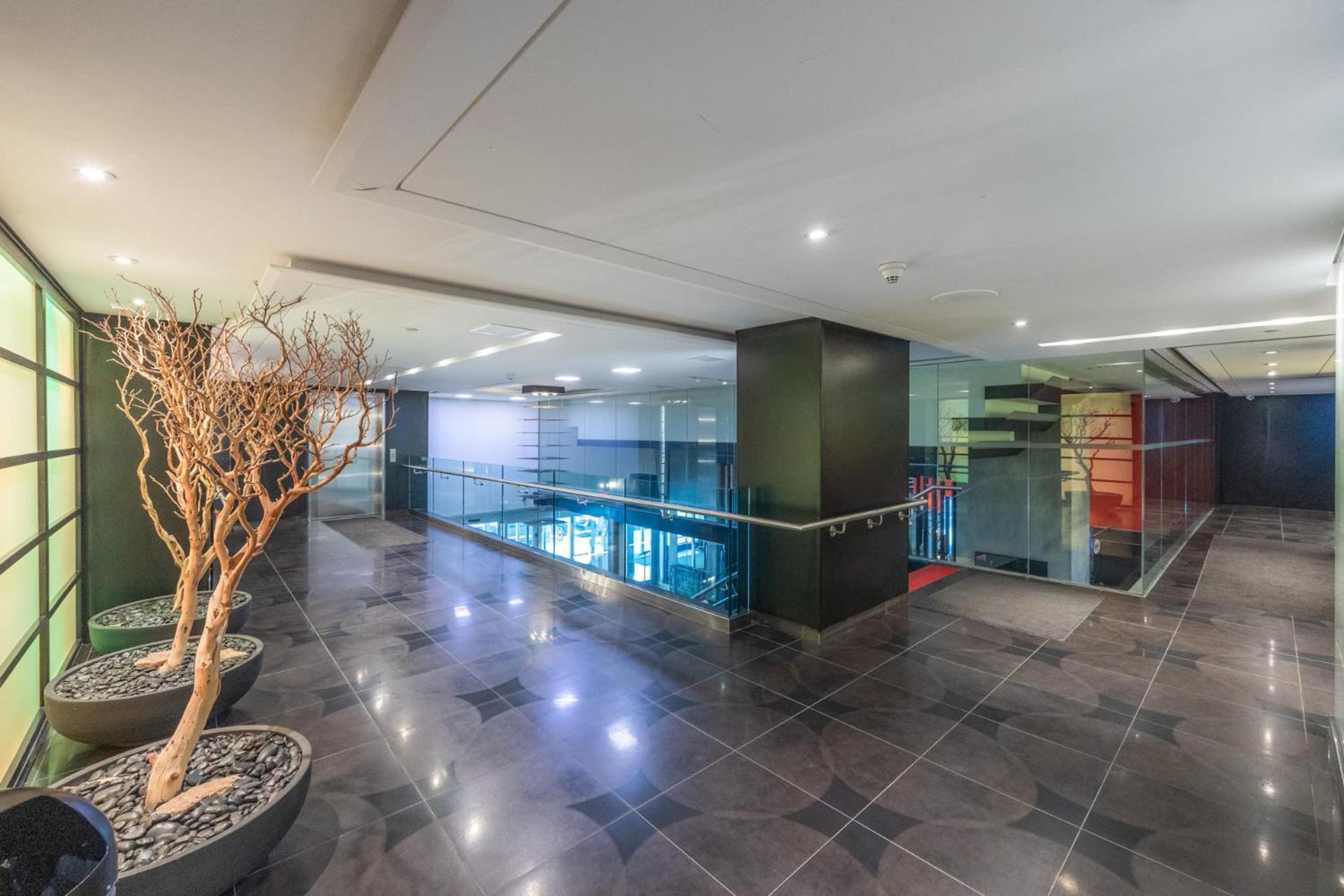 Modern 2-Bedroom Condo W Floor To Ceiling Windows Toronto Bagian luar foto