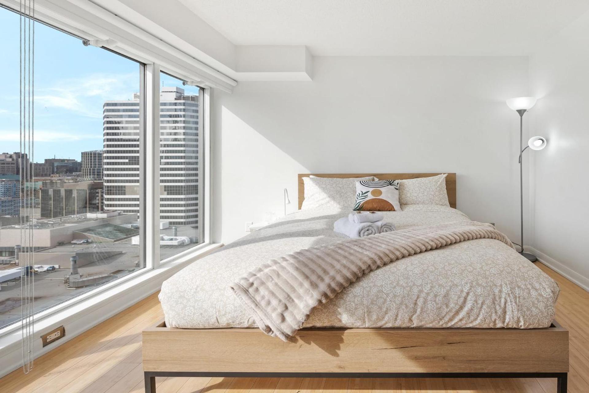 Modern 2-Bedroom Condo W Floor To Ceiling Windows Toronto Bagian luar foto