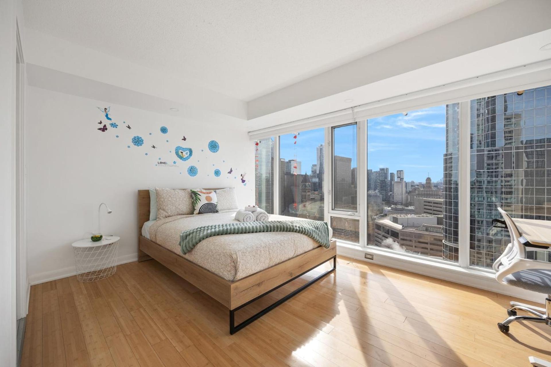Modern 2-Bedroom Condo W Floor To Ceiling Windows Toronto Bagian luar foto