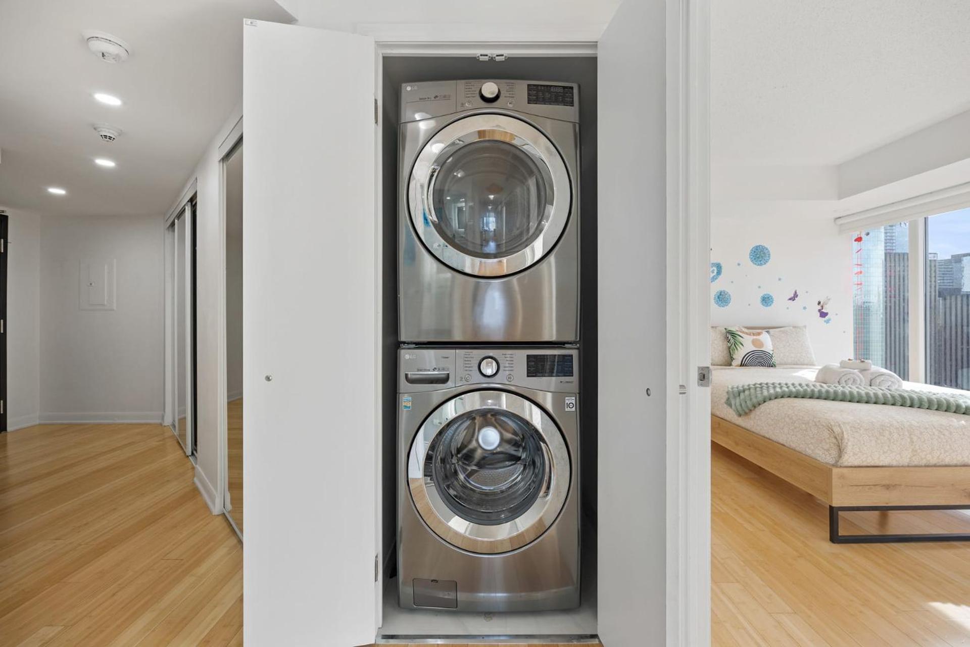 Modern 2-Bedroom Condo W Floor To Ceiling Windows Toronto Bagian luar foto