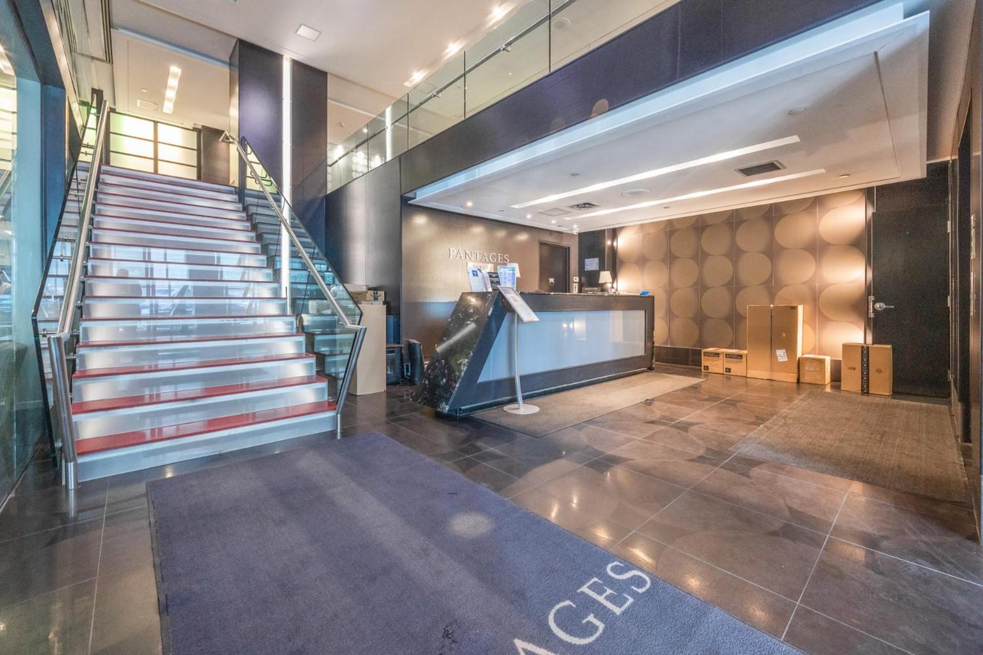 Modern 2-Bedroom Condo W Floor To Ceiling Windows Toronto Bagian luar foto