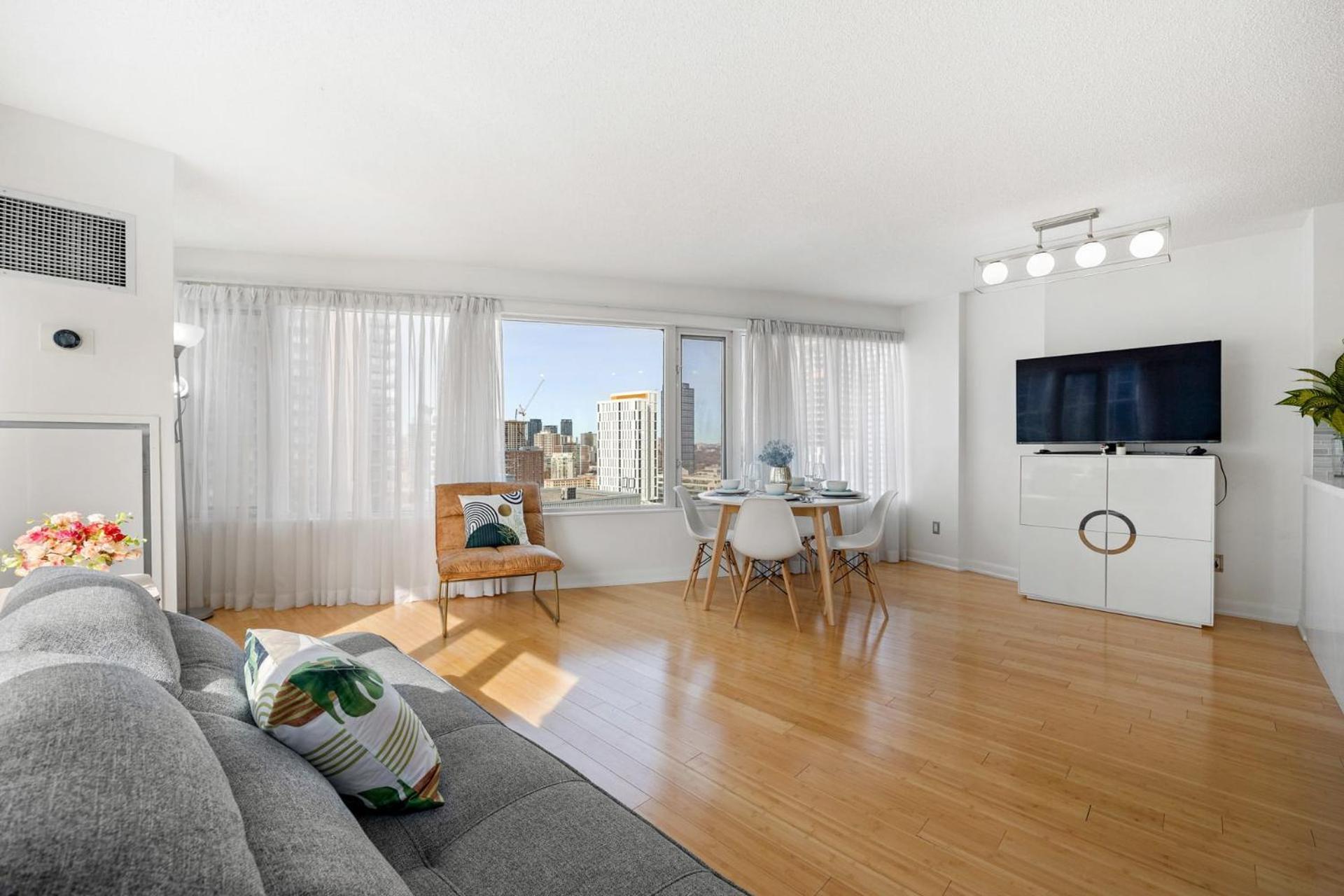 Modern 2-Bedroom Condo W Floor To Ceiling Windows Toronto Bagian luar foto