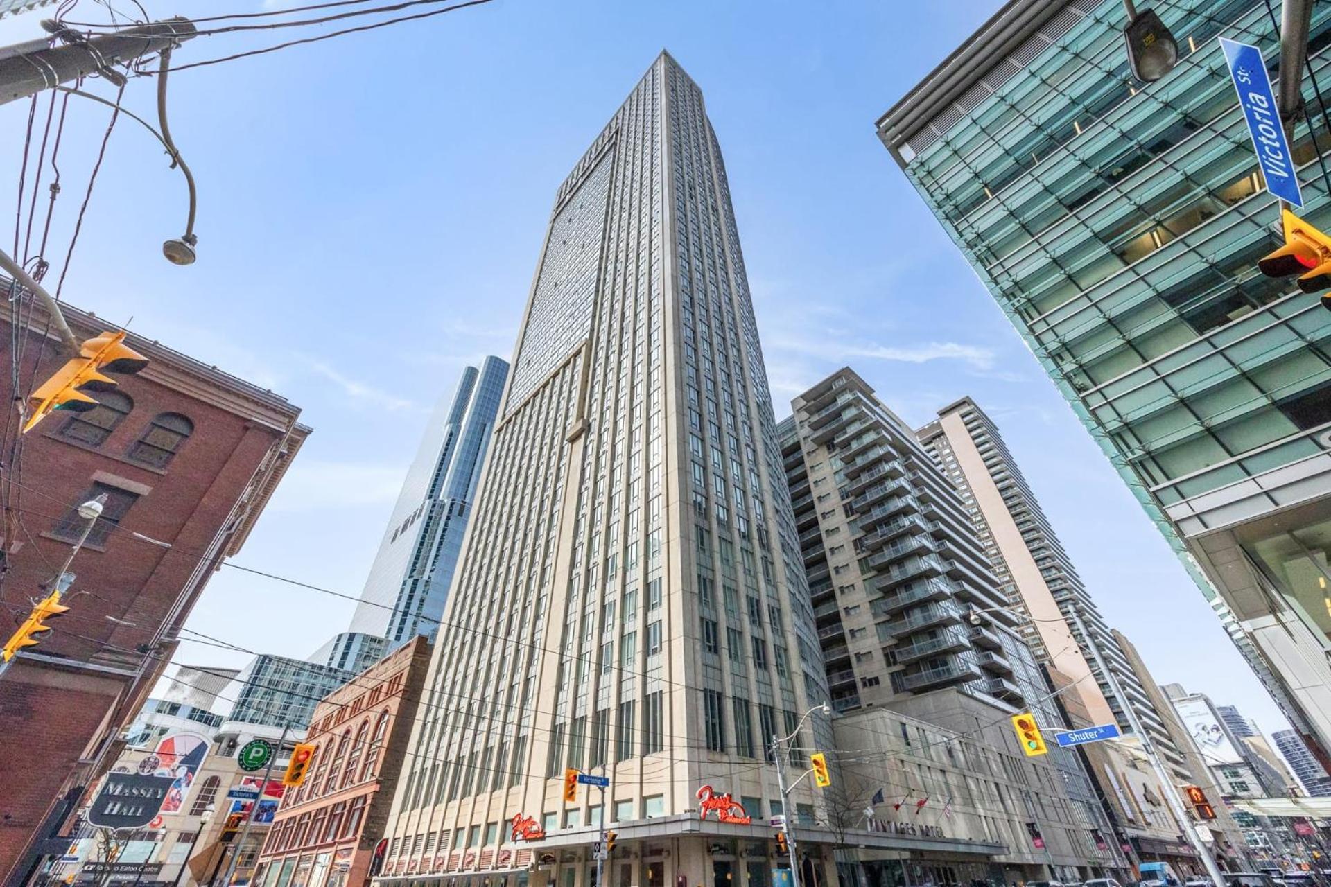 Modern 2-Bedroom Condo W Floor To Ceiling Windows Toronto Bagian luar foto