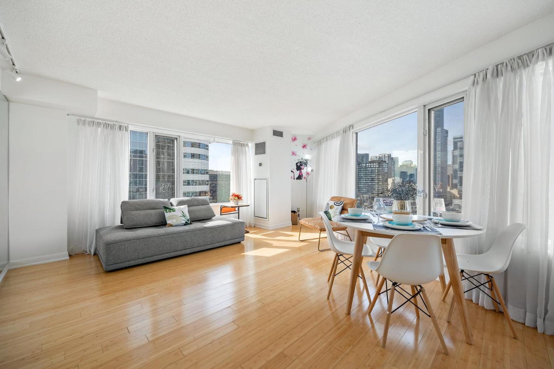 Modern 2-Bedroom Condo W Floor To Ceiling Windows Toronto Bagian luar foto