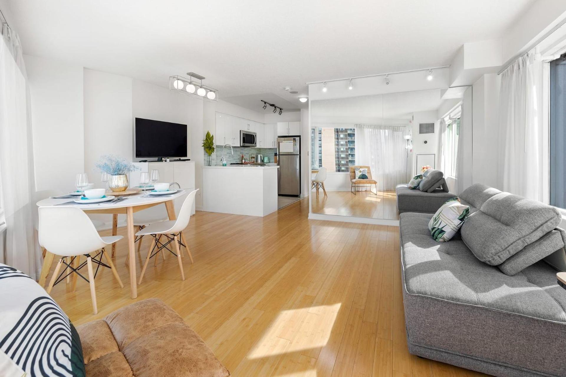 Modern 2-Bedroom Condo W Floor To Ceiling Windows Toronto Bagian luar foto
