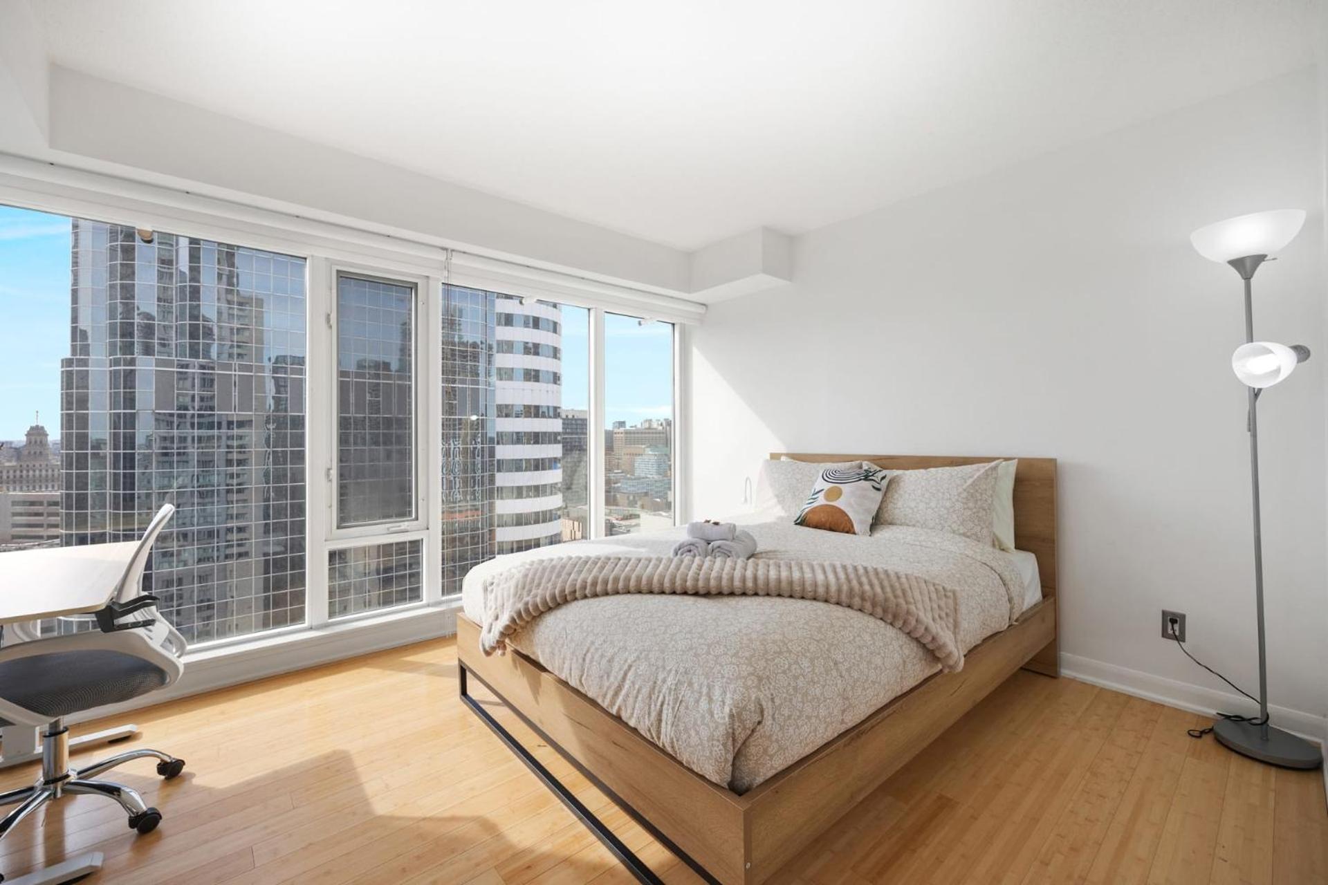 Modern 2-Bedroom Condo W Floor To Ceiling Windows Toronto Bagian luar foto