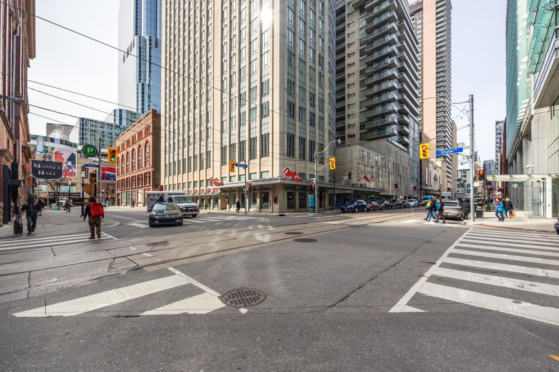 Modern 2-Bedroom Condo W Floor To Ceiling Windows Toronto Bagian luar foto