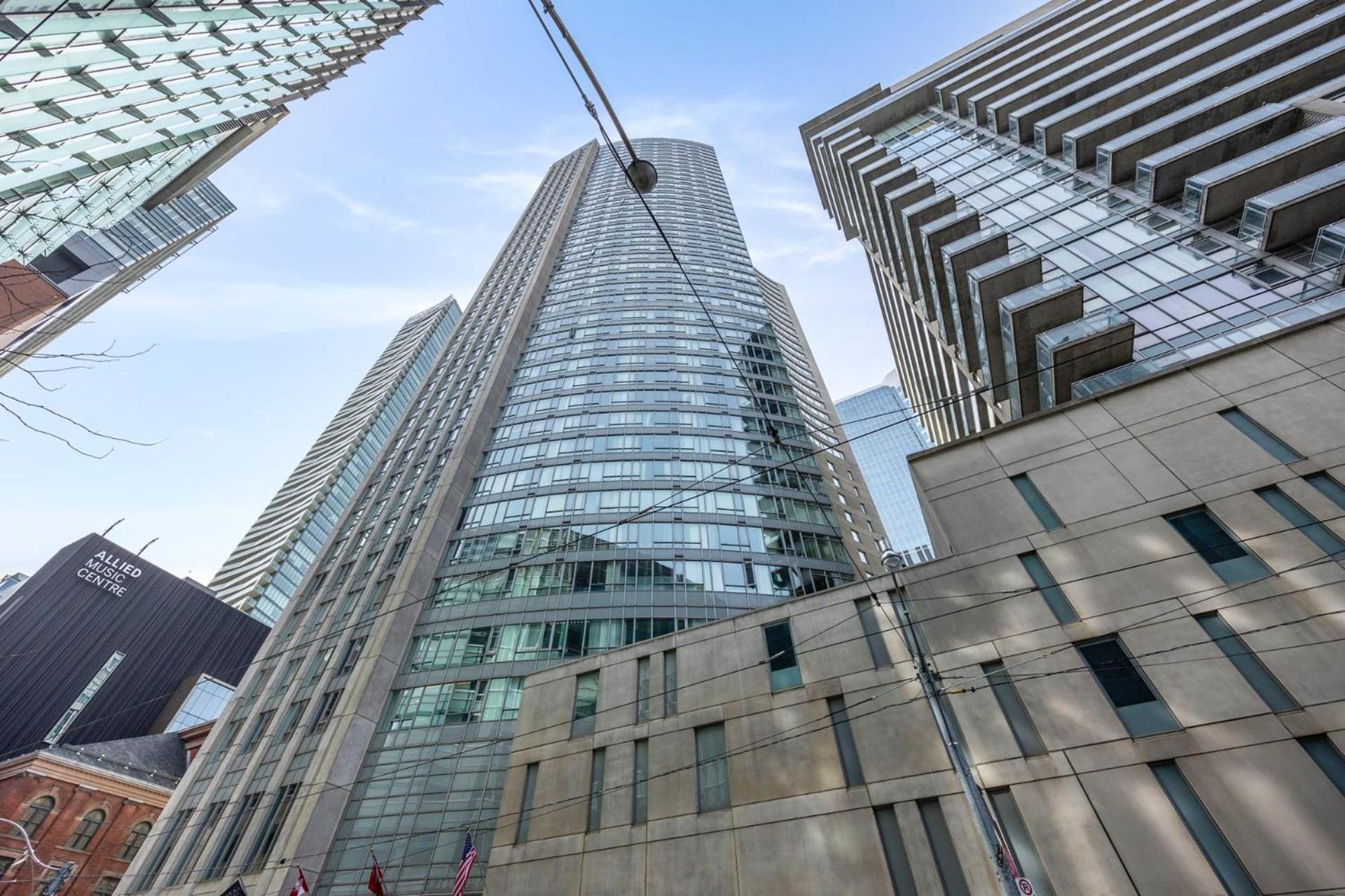 Modern 2-Bedroom Condo W Floor To Ceiling Windows Toronto Bagian luar foto